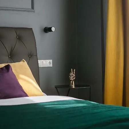 8 Suites