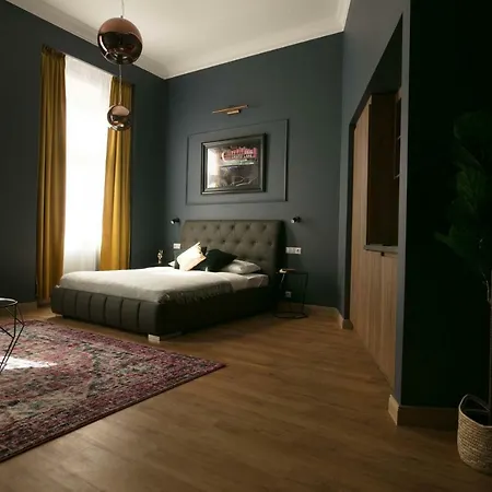 8 Suites
